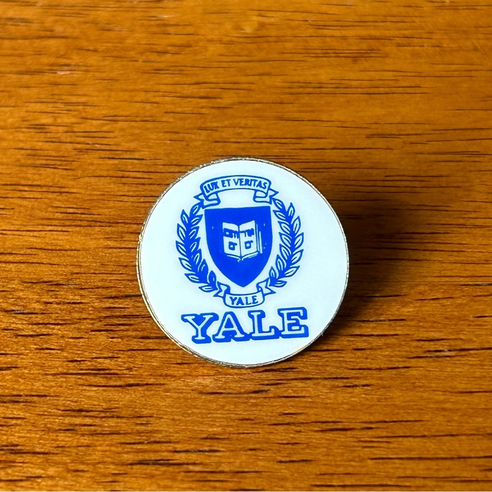 🔸FINAL PRICE🔸 YALE Lux et Veritas Vintage Enamel Pin Hebrew Bible Crest RARE - Picture 7 of 7